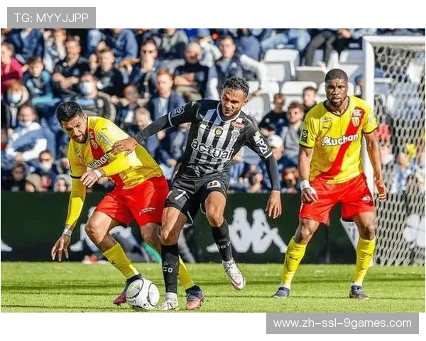 昂热与图卢兹对攻大战，半场2-2进球不断